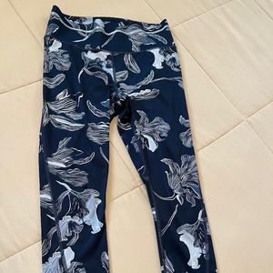 ATHLETA-BLUE FLORAL CAPRI LEGGINGS